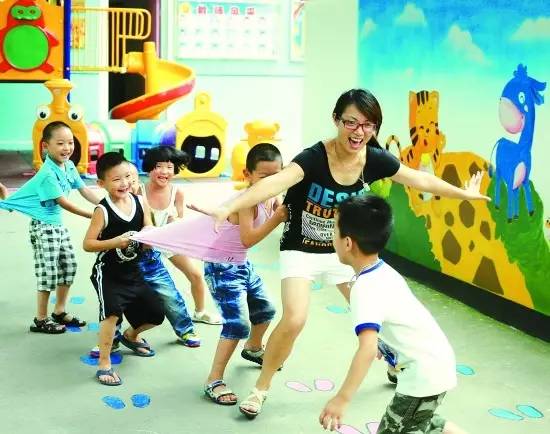 难道幼儿园老师就天天陪孩子们傻玩吗