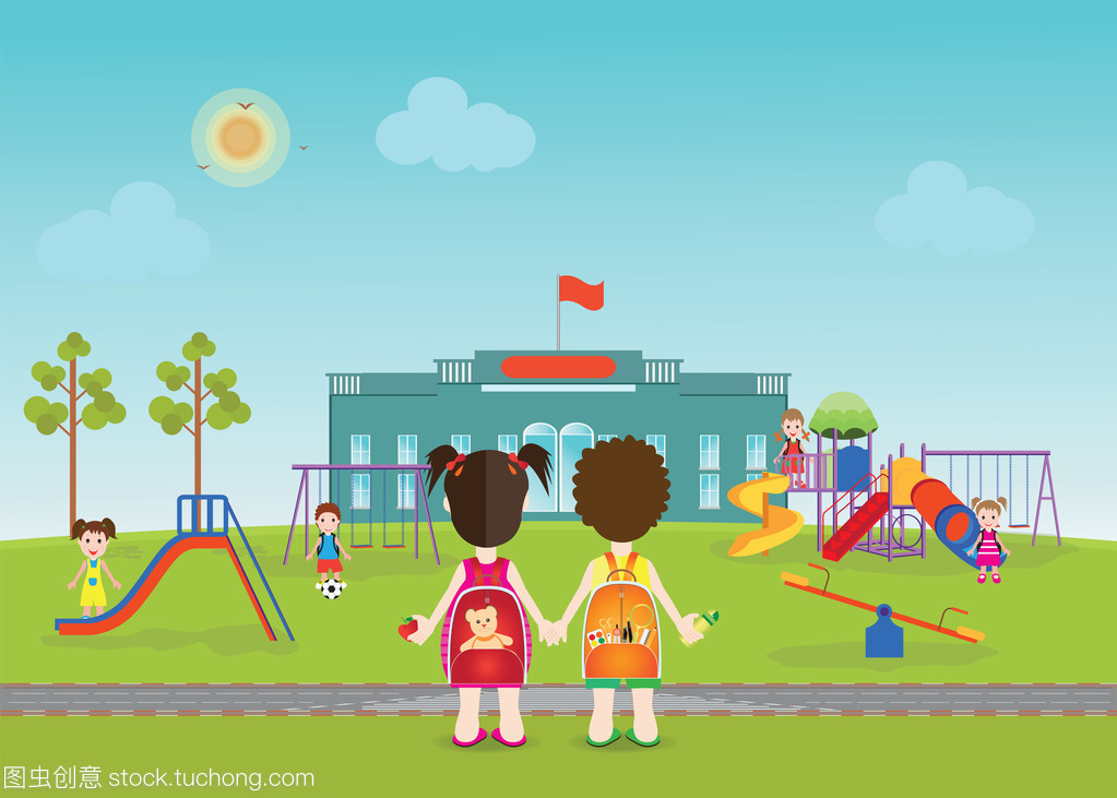 孩子们在操场上与设备打